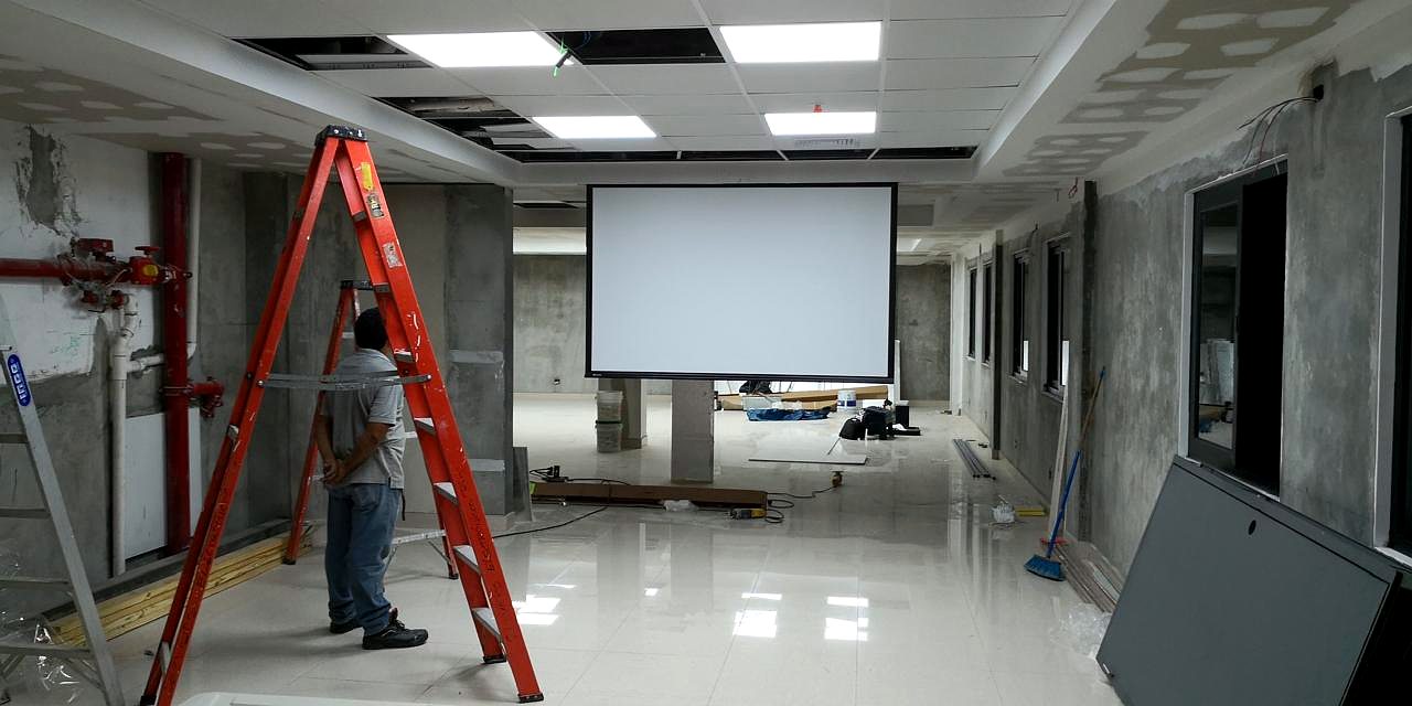 Instalación de pantalla de proyección motorizada