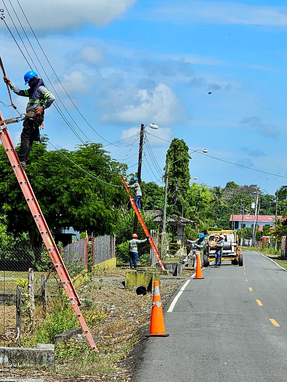 Tendido aéreo de fibra óptica