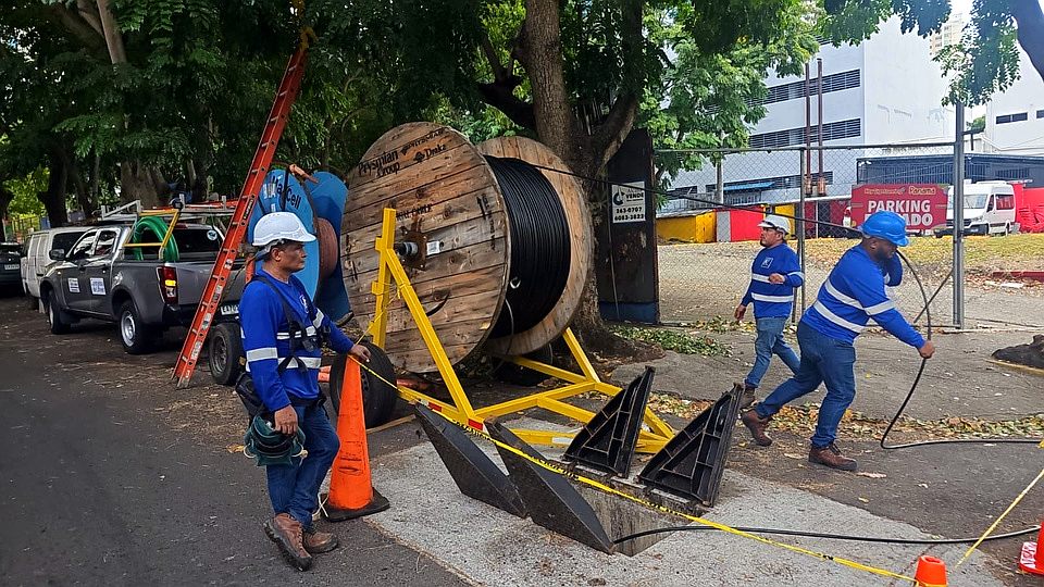 Cuadrilla de Sistemas P&P tendiendo fibra óptica